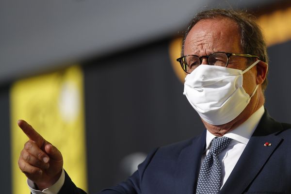 Archives 10 septembre 2020 à Sarran (France). François Hollande portant un masque en raison de la crise sanitaire sur le Tour de France entre Chauvigny et Sarran.