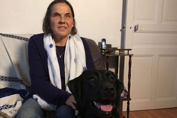 Malice, femelle labrador, a été remise à Isabelle Maury il y a environ un an par l'association "Chiens Guides d'Aveugles du Centre-Ouest", qui dispose d'une antenne à Lezoux (Puy-de-Dôme)