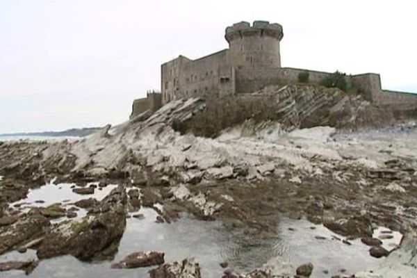 Les pieds du Fort de Socoa sont rarement à sec : l'occasion d'une pêche à pieds exceptionnelle.