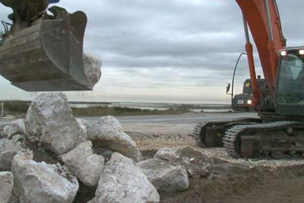 La préfecture a fait positionner de gros rochers pour interdire l'accès à la plage