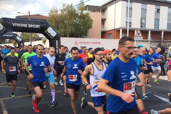 La course caritative a réuni plus de 800 coureurs à moustache, samedi matin à Aubière (Puy-de-Dôme).