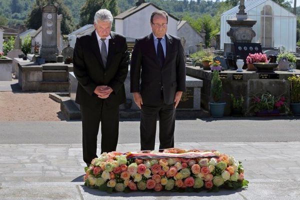 Joachim Gauck et François Hollande se recueillent 