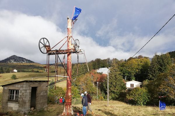 Ce téléski de la station de Saint-Eulalie est en cours de démantèlement