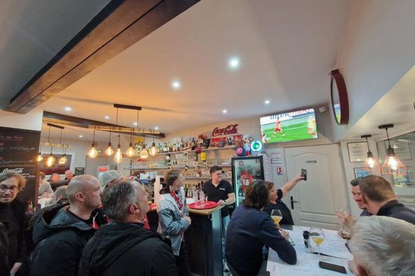 Dans ce bar valenciennois, des supporters dépités.