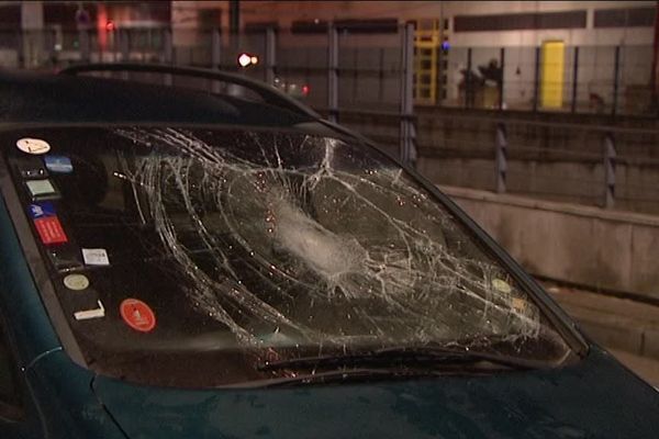 Plusieurs voitures et abris bus ont été cassés lors de la manifestation à Rouen le vendredi 17 février 2017.