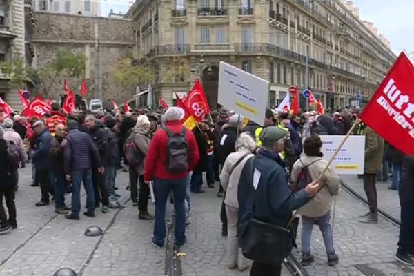 Entre 200 et 300 manifestants étaient rassemblés ce matin devant le centre des impôts à Marseille