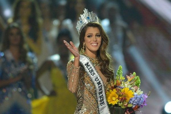 Iris Mittenaere est devenue lundi à Manille la première Française sacrée Miss Univers depuis 1953