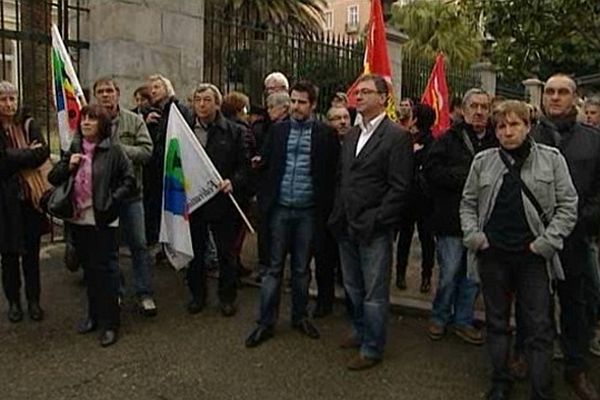 Rassemblement devant la préfecture de région à Ajaccio (Corse-du-Sud), mardi 5 mars