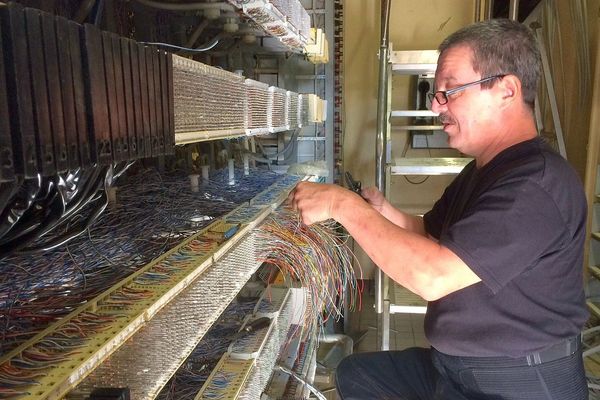 Conques-sur-Orbiel (Aude) - des centraux téléphoniques mobiles pour rétablir les lignes fixes, les portables et internet - octobre 2018.