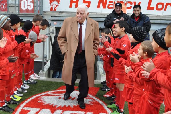 Isaac Niego a oeuvré pour le football chez les plus jeunes, comme ici