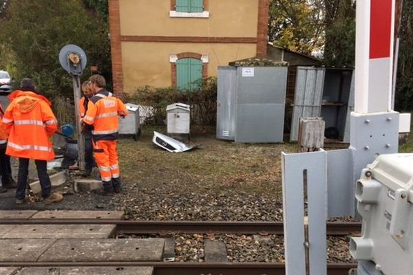 Un accident similaire s'était produit au même passage à niveau en juin 2015. 