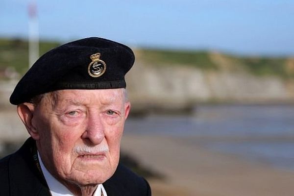 Le vétéran anglais Peter Thompson est né le 6 juin. En 1944, il avait 18 ans.