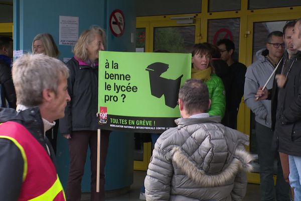 Les personnels du lycée Jules Haag de Besançon mobilisés devant leur établissement.