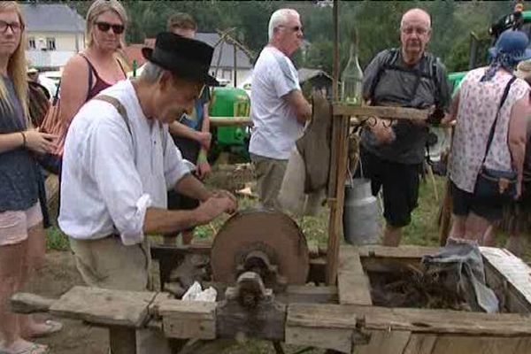 Rémouleur, un métier ancien en démonstration au Bonhomme