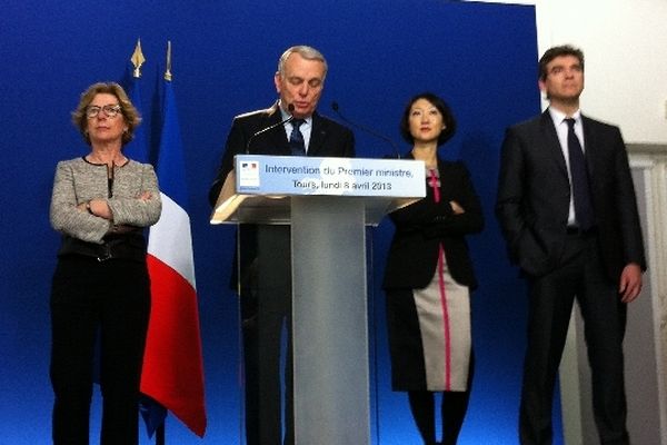 Jean Marc Ayrault entouré de Geneviève Fioraso (à gauche), de Fleur Pellerin et Arnaud Montebourg. 