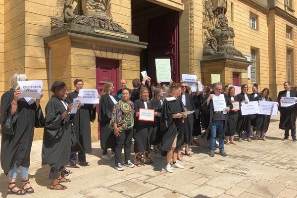 Les greffiers se sont mobilisés devant le Tribunal de Metz (Moselle).