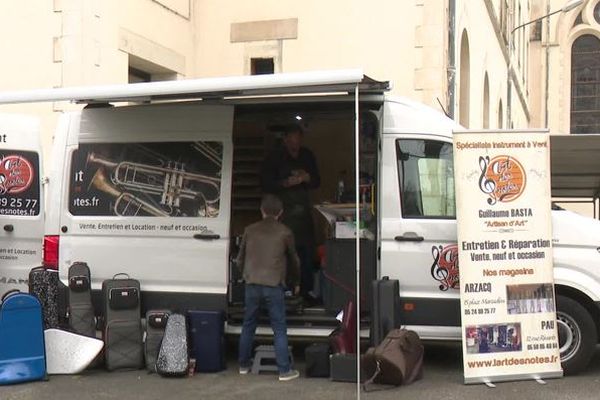 AVec son camion ambulant, Guillaume Bata sillonne les Pyrénbée-Atlantiques