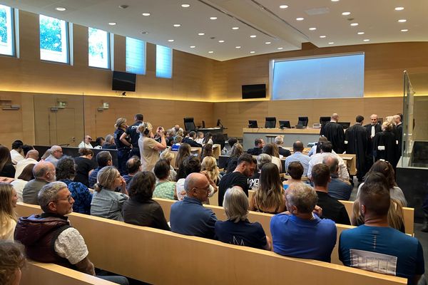 25/30 personnes n'ont pas pu rentrer dans la salle du tribunal faute de place ce vendredi matin à Grasse.