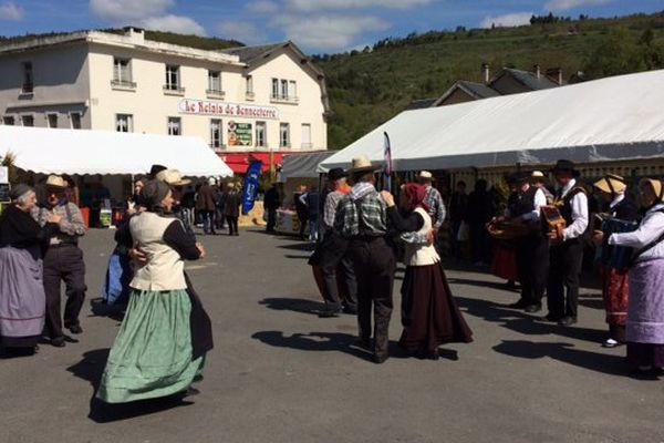 Trois jours de fête autour de l'emblématique fromage Saint-Nectaire, avec des dégustations et des animations. Marchés, spectacle de rue, folklore ont rythmé le week-end de la Pentecôte.