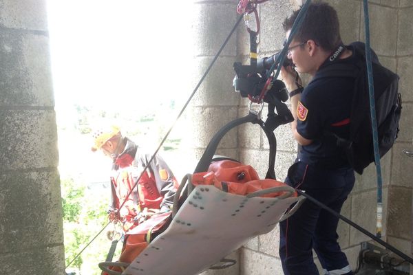 Exercice de secours dans le clocher de l'abbatiale de Saint-Savin (86).