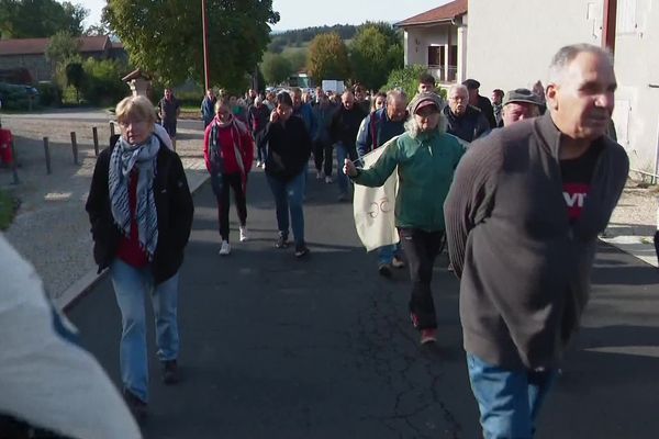 A Mazeyrat-d'Allier, en Haute-Loire, la manifestation de soutien a rassemblé plus de 500 personnes ce dimanche 9 octobre.