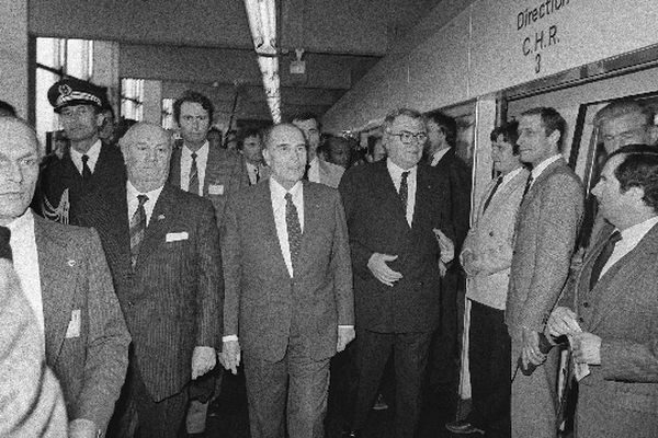 Le président François Mitterrand, le Premier ministre Pierre Mauroy et le président de la communauté urbaine Arthur Notebart (à gauche), arrivent dans une station du métro lillois, le 25 avril 1983, lors de son inauguration.