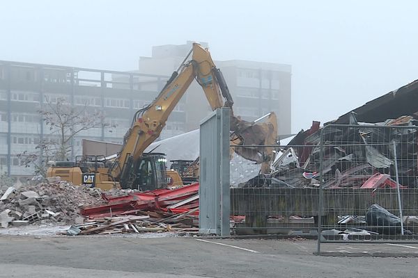 Débuté au printemps 2023, les travaux de déconstruction de l'ancien centre commercial des Hexagones à Montbéliard vont se poursuivre jusqu'à janvier 2024.