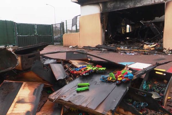 Dans cette école, trois classes ont été ravagées par les flammes.