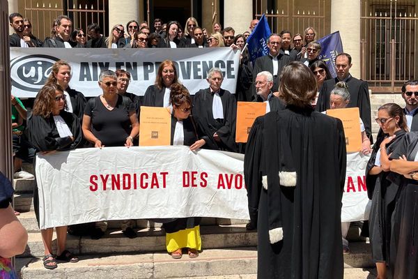 Ce vendredi 5 juillet à midi, des avocats du barreau d'Aix-en-Provence, devant le palais de justice, réagissent à la liste noire visant la profession, publiée sur un site d'extrême droite.