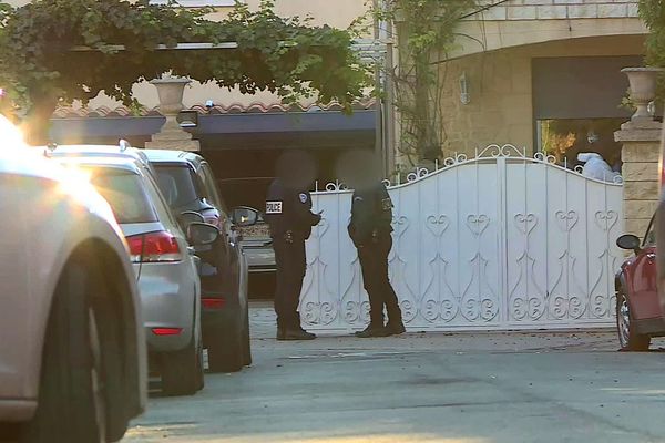 Agde (Hérault) - les policiers devant la maison de la septuagénaire décapitée et le police technique et scientifique - 14 octobre 2021.