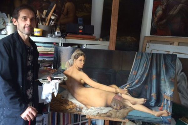 Thomas Cambois dans son atelier à Royan