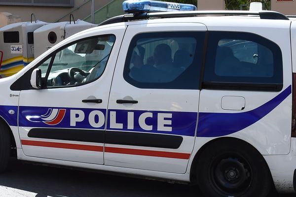 Il était aux environs de 18H30, mercredi 4 octobre au Puy-en-Velay, lorsqu’un individu compose le 17. L’homme de 44 ans indique alors au policier qu’il va venir au commissariat avec une ceinture d’explosifs. Même si l’état alcoolisé de l’individu ne faisait aucun doute, les policiers ont pris les choses très au sérieux, s’agissant d'une menace de crime.