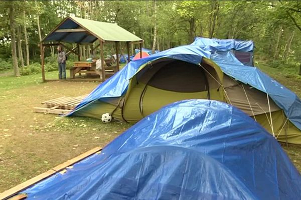 Les tentes occupées par les migrants dans le parc St-John Perse à Reims.