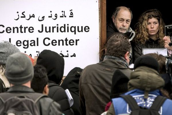 Les avocats Raymond Blet et Marianne Humbersot ont ouvert "un centre juridique" dans la "Jungle" de Calais.