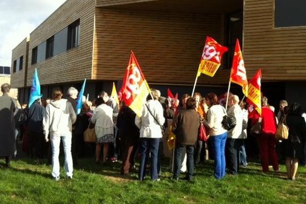 Rassemblement devant le Pôle emploi de Saint-Brieuc