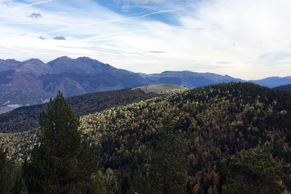 Vue sur les sommets des Pyrénées au plateau de Beille dans le département de l'Ariège. Les feuilles des arbres prennent peu à peu les couleurs de l'automne.