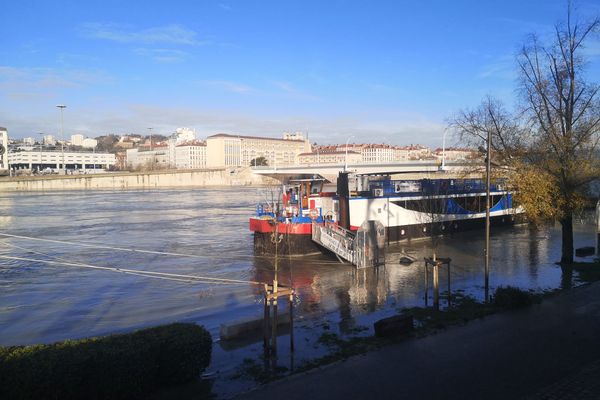 Le Rhône est en crue depuis le 12 décembre, entrainant la submersion d'une partie des quais.