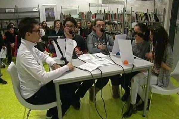 Les élèves du Collège Nelson Mandela de Floirac en Gironde se sont investis dans la réalisation d'une émission de radio. Reportage France 3 Bordeaux Métropole à découvrir dans cet article.