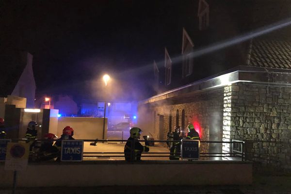 Des pompiers interviennent à l'église Saint-Pierre-et-Saint-Paul du Portel, le 27 novembre 2021.