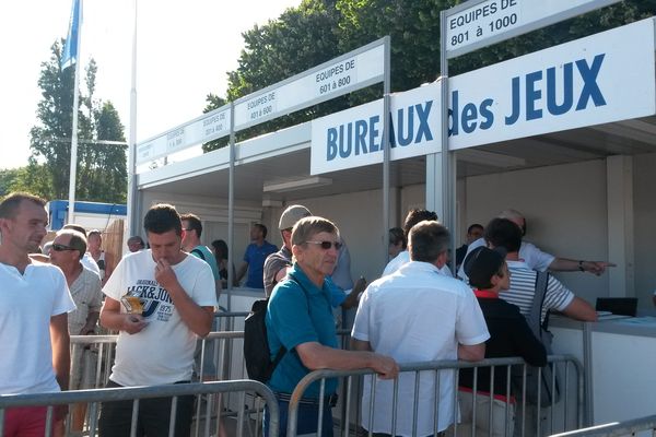 Au parc Borély, 12 336 boulistes viennent retirer leur bulletin de jeux, véritable carte d'identité de chaque équipe.