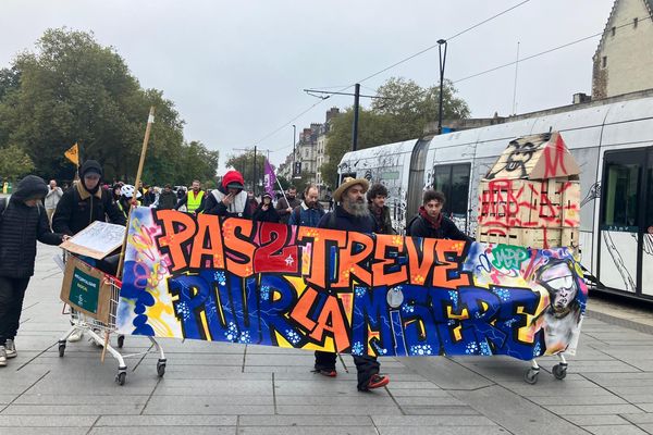 Un collectif d'associations manifeste pour alerter sur la situation des personnes sans domicile à Nantes (Loire-Atlantique), le 1ᵉʳ novembre 2024.