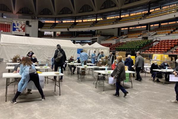 Le centre de vaccination de Lyon Gerland accélère son rythme de vaccination, avec désormais 2.000 injections par jour contre 400 auparavant.