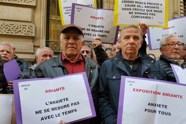 Des victimes et des familles de victimes de l'amiante manifestent devant le tribunal administratif de Toulon avant l'audience.