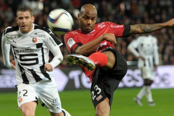 Jimmy Briand, attaquant guingampais, avec Sylvain Armand, défenseur rennais lors du derby Guingamp-Rennes (0-2) le 19/12/2015