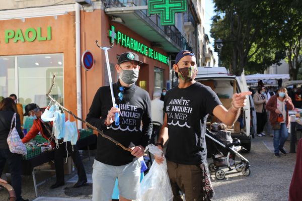 Edmund Platt (à droite) et Frédéric Munsch, marcheurs engagés pour la défense de l'environnement, sont partis de Marseille pour rejoindre Paris, à pied. Sur leur trajet, ils ramassent les masques à usage unique, qui jonchent parfois les rues par dizaines. Octobre 2020.