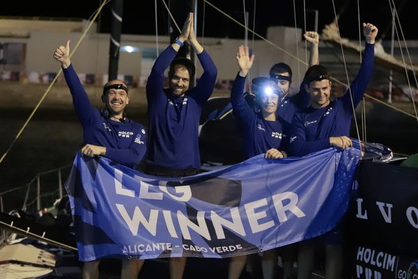 Le skipper Kevin Escoffier (à gauche) de l'équipe suisse Holcim - PRB célèbre avec les membres de son équipage la victoire sur la première étape de la course océanique, à Mindelo, au Cap-Vert, le 21 janvier 2023