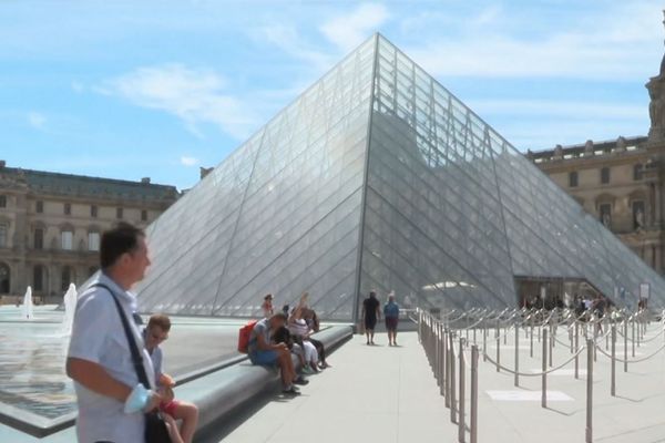 La pyramide du Louvre, dimanche 3 août.