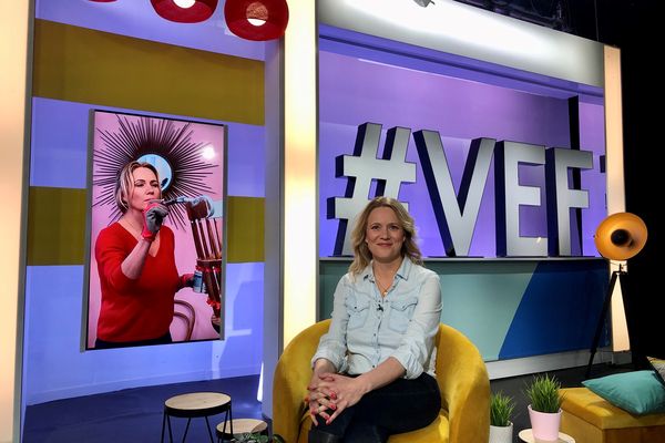 Anne-Catherine Verwaerde, une des acheteuses de l'émission "Affaire conclue" sur le plateau de "Vous êtes formidables" le 9 mai 2023.