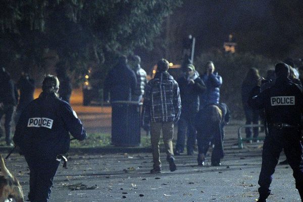 La police a utilisé des gaz lacrymogènes pour disperser les manifestants qui s'en sont pris au bus des joueurs du FC Sochaux