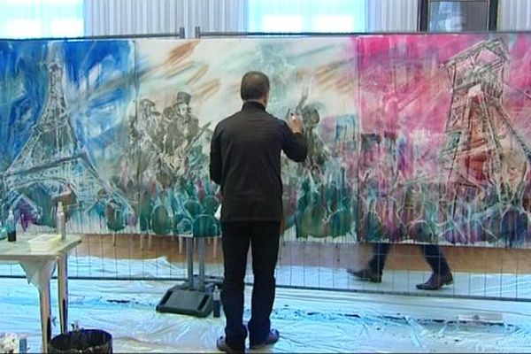 L'artiste Corado Boust, devant la fresque qu'il a réalisé durant cette journée de solidarité à Montceau-les-Mines